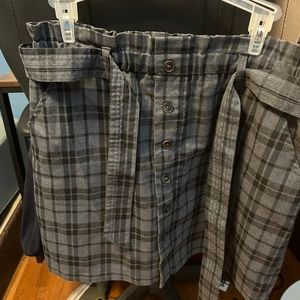 Skirt with matching belt and pockets.